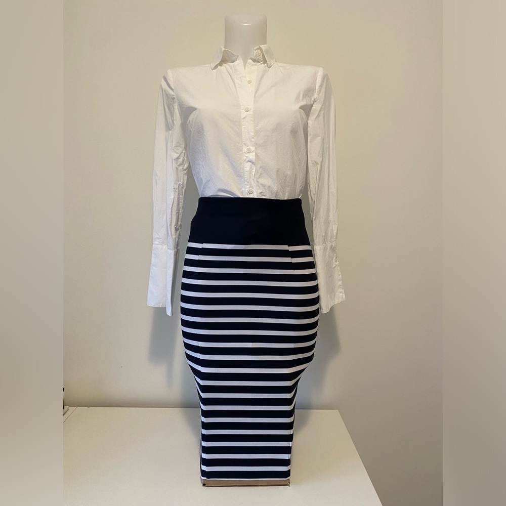 H&M Nautical Midi fitted skirt. Size 2